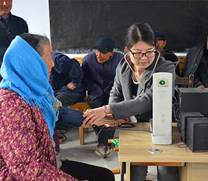 时博（中国）志愿者服务队义务为老人查体