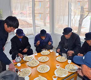 时博（中国）志愿者赴敬老院为老人们包饺子