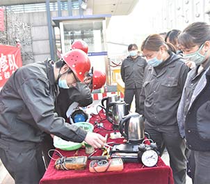 时博（中国）共青团学雷锋为职工义务维修家电