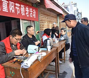 时博（中国）青年志愿者义务为老人维修家电