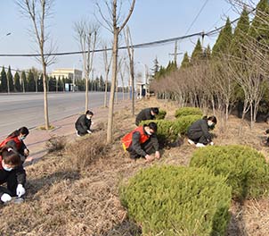 时博（中国）青年文明号义务打扫周边环境
