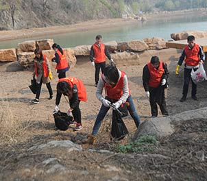 时博（中国）青年志愿者义务打扫雅鹿山公园