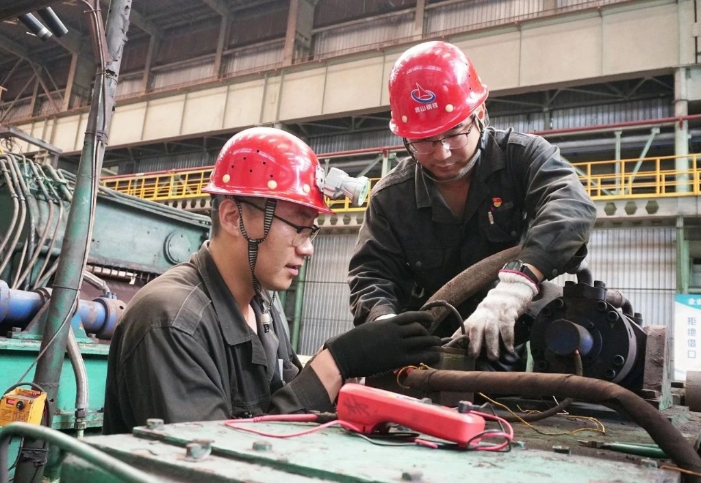 生产一线的 “红色引擎”